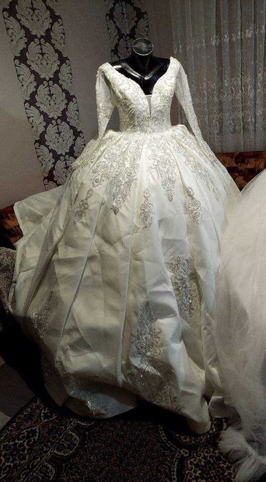 Продавам булчинска рокля подарък с воало.