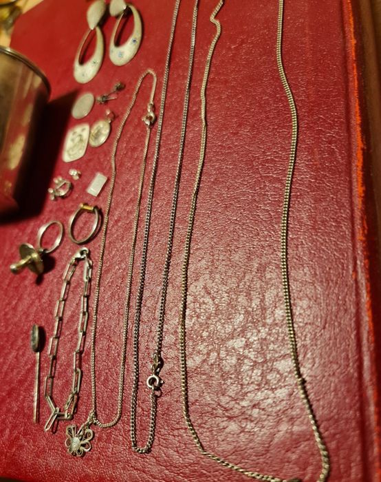 Diferite obiecte din argint 134 grame.