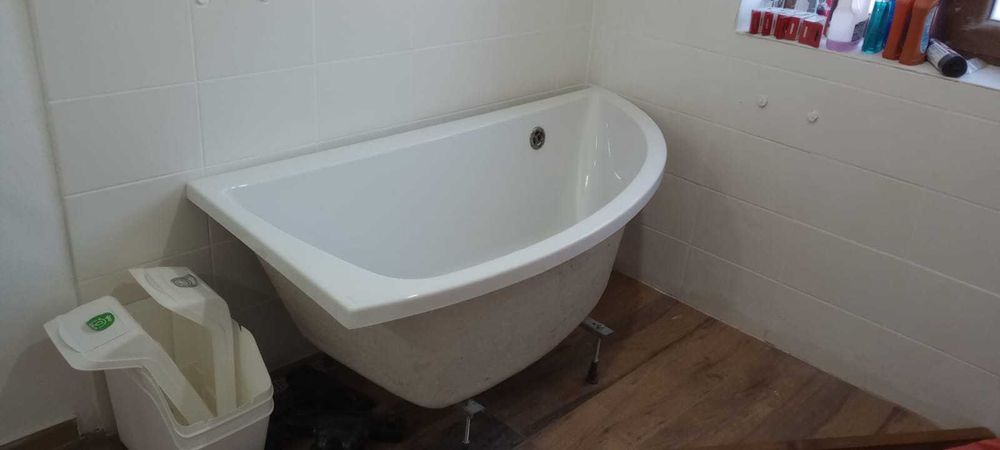 Vand cada Cersanit  si chiuveta Avocado Ravak, pentru bai mici