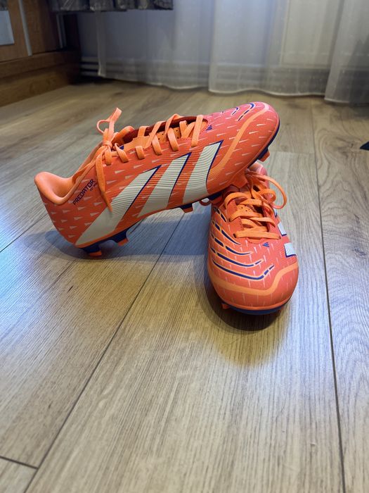 Ghete de fotbal predator