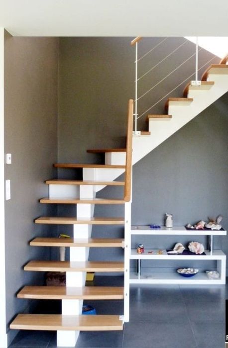 Scari metalice cu trepte din lemn