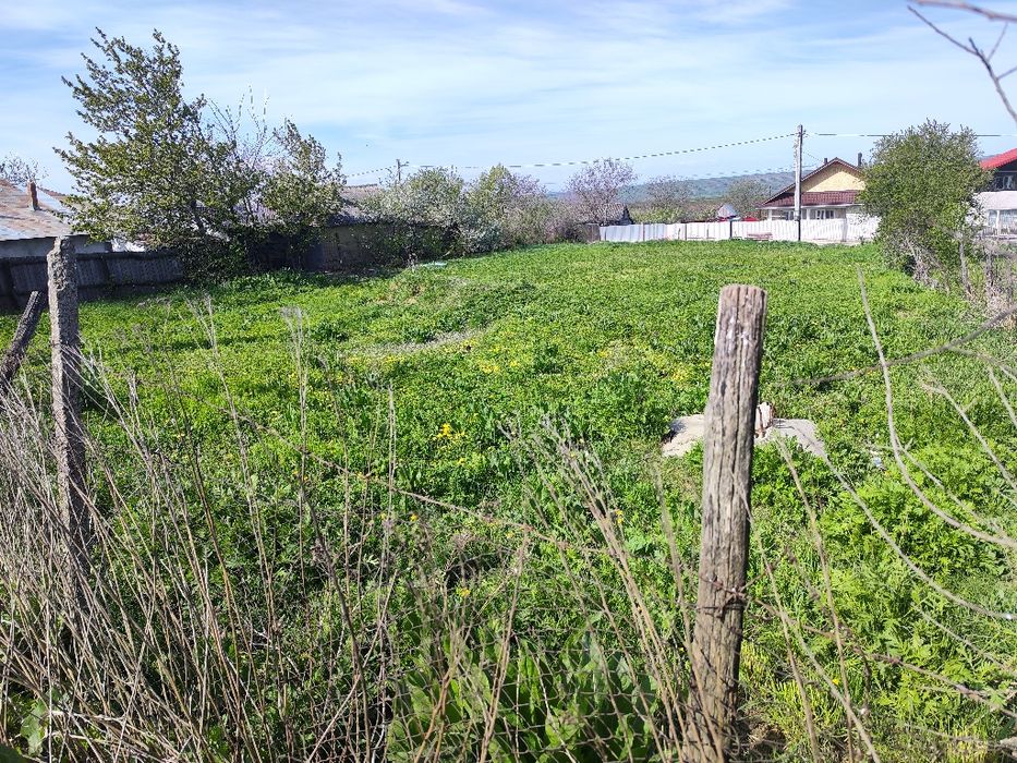 Vând teren intravilan in sat Perieni