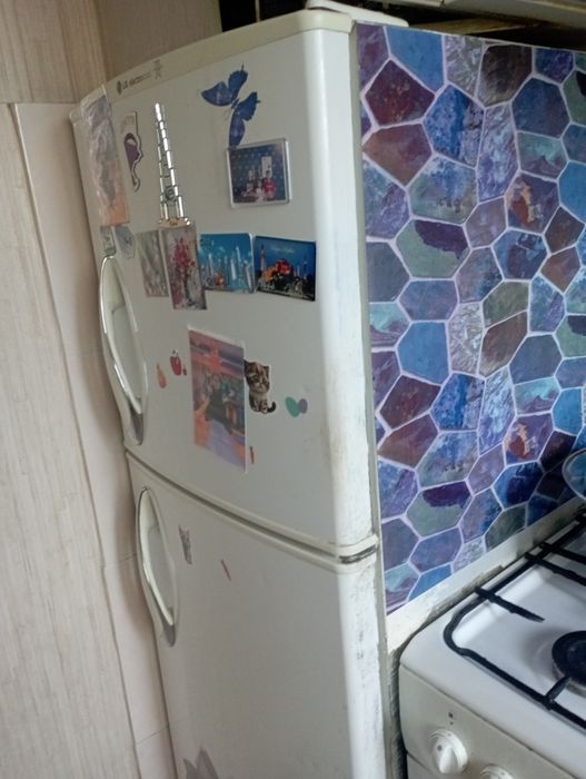 Холодильник бу  тока морозит