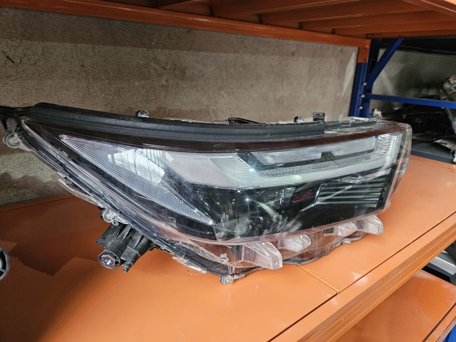 Десен фар за Toyota Rav4 2024г