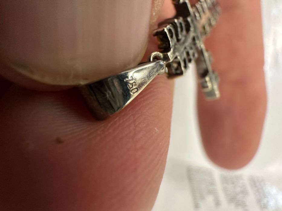 18к златен кръст с цветни диаманти.