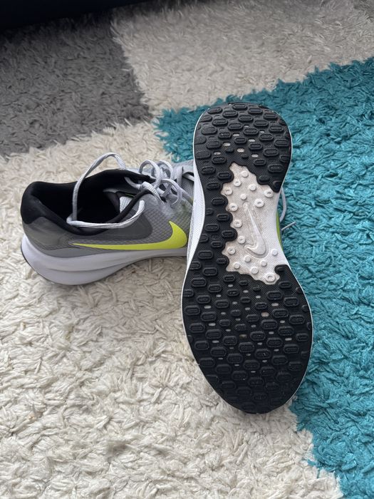 Vand NIKE Revolution 7