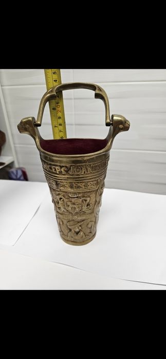 Obiect de ceremonie din bronz brut