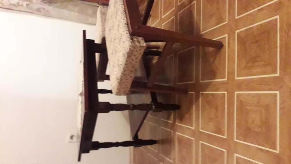 Квадратна масичка с две табуретки за детска стая