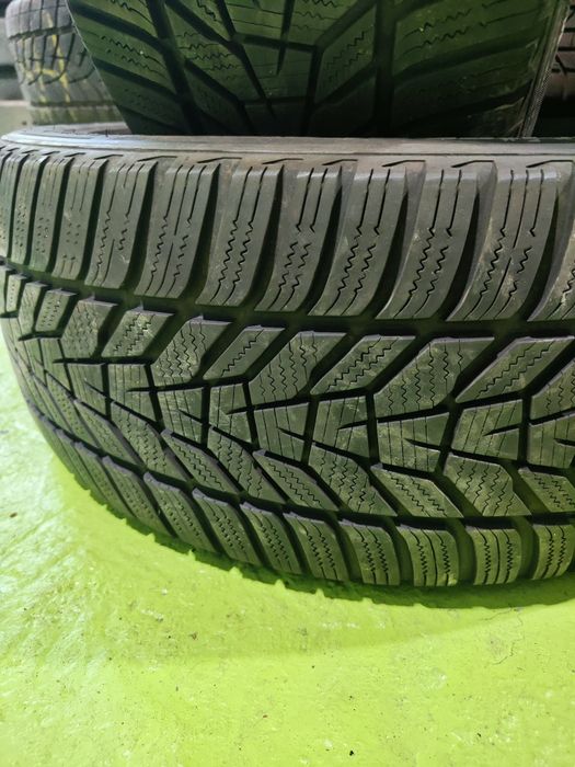 2 бр зимни 235/45/18 Hankook