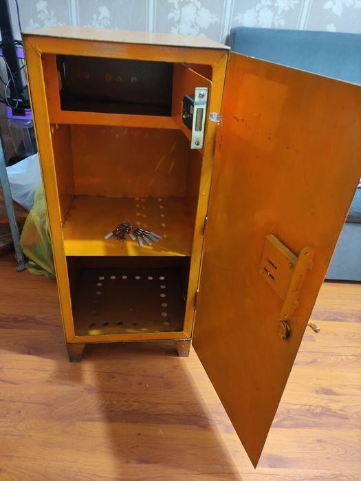 Сейф железный бытовой .