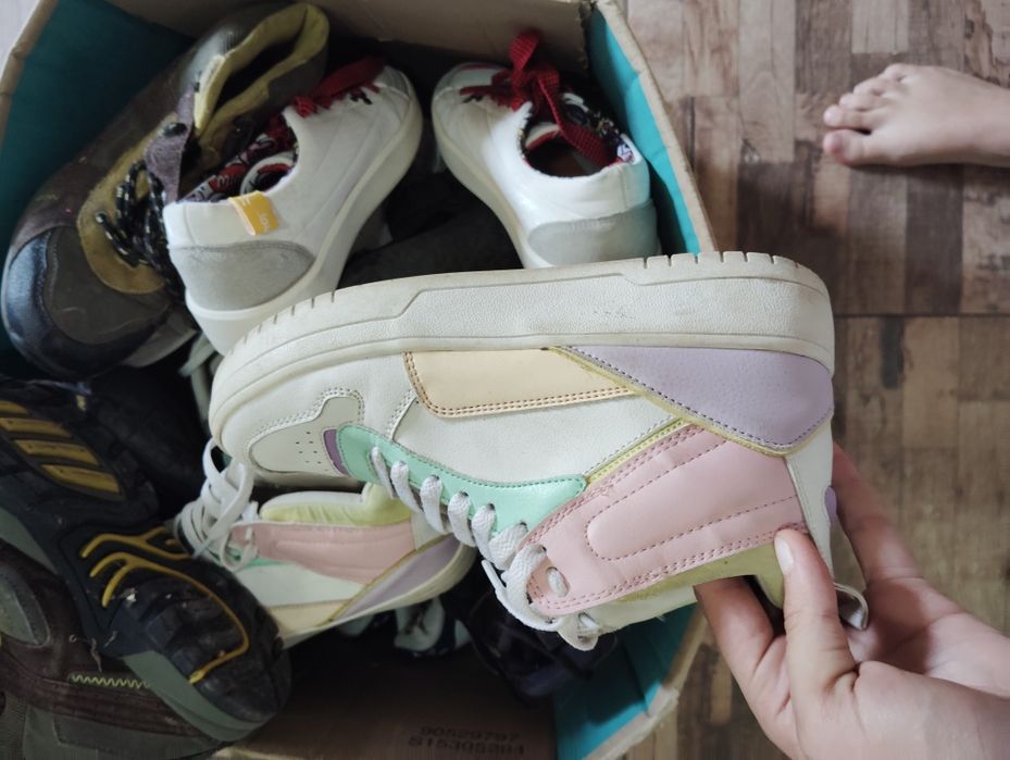 Adidași de vânzare