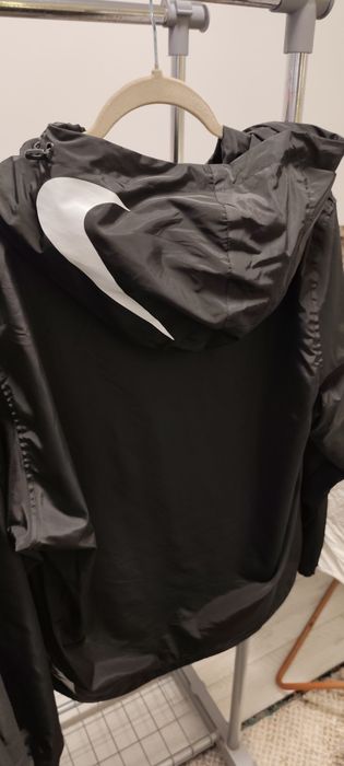Jachetă sport Nike, model deosebit și modern