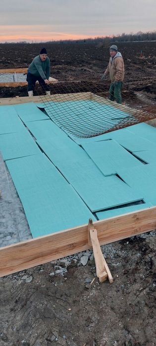 Vand casute lemn in  23 august, aproape statiuni, 16 km de  Nibiru.