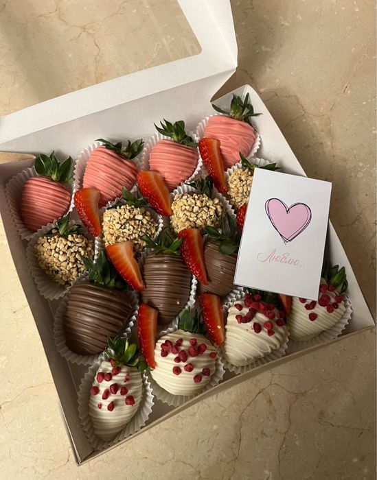 Клубника и финики в шоколаде