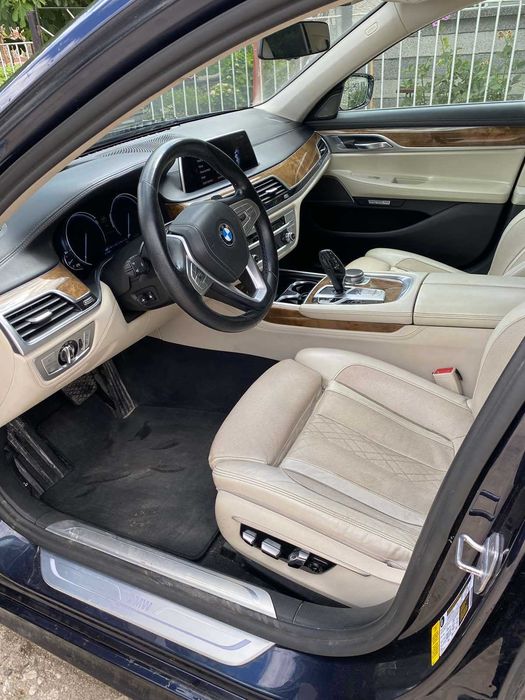 Продавам BMW G12 740I