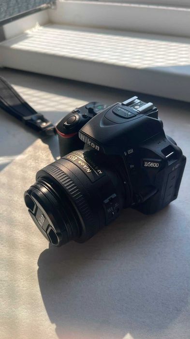 Nikon D5600 + Nikon 35mm f/1.8G + card 128GB, doar 9875 cadre