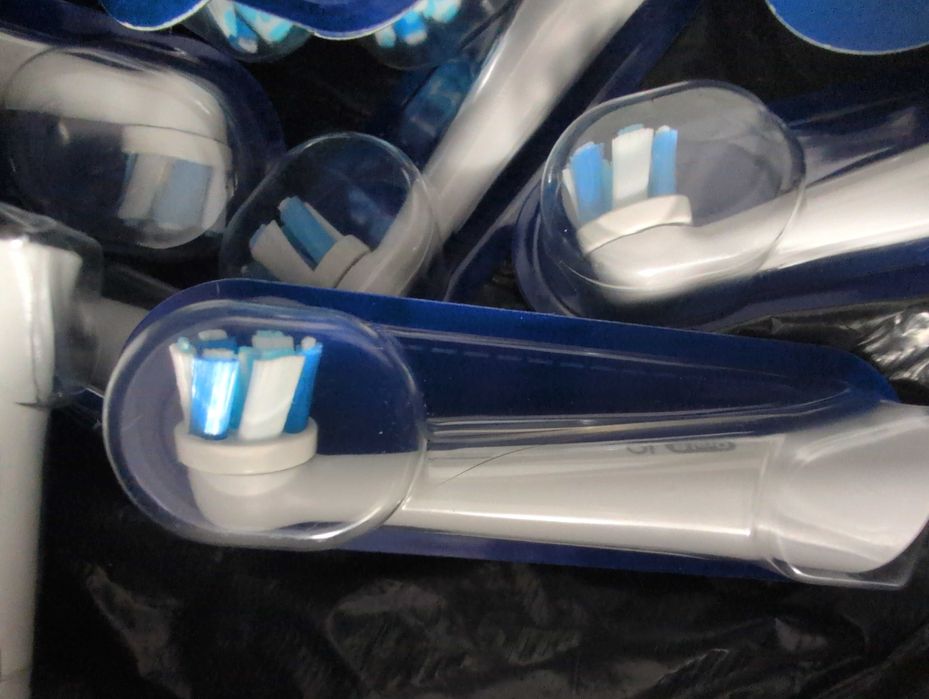 Set 12 Rezerve capete Oral-B iO pe Alb Ultimate Clean Sigilate 12 buc