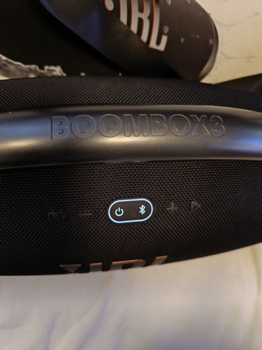 Vând 2 boxe JBL boombox3, 180w, plus un Etui.
