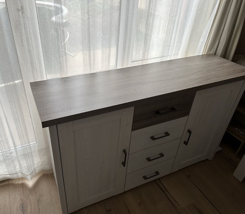 Скрин с две врати и четири чекмеджета