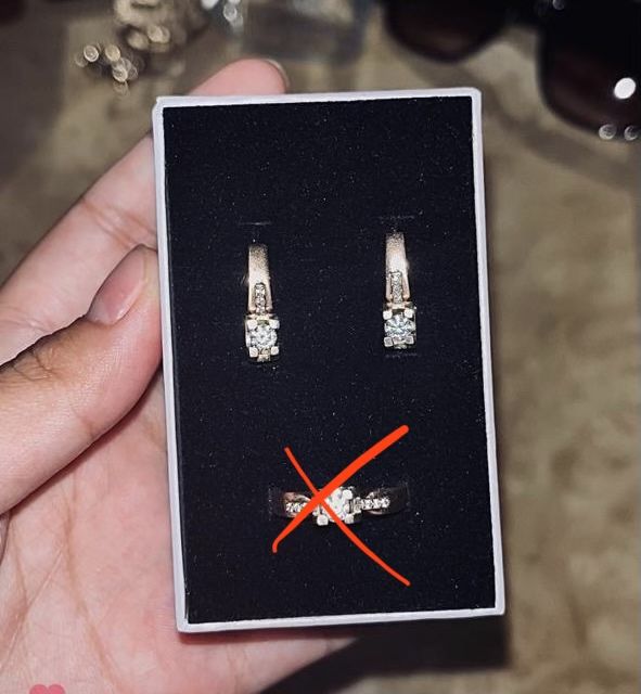 Продам золотые серьги