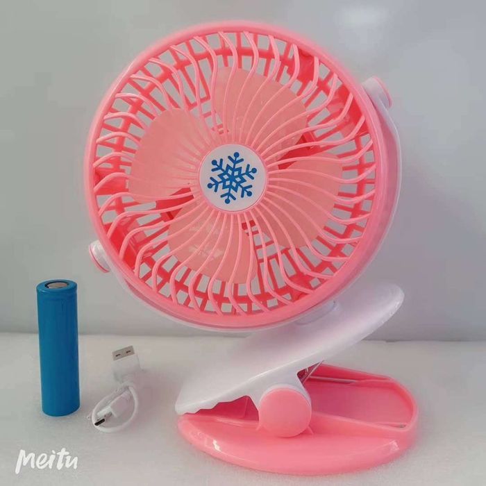 Вентилатор с USB захранване и щипка за закачане на различни места