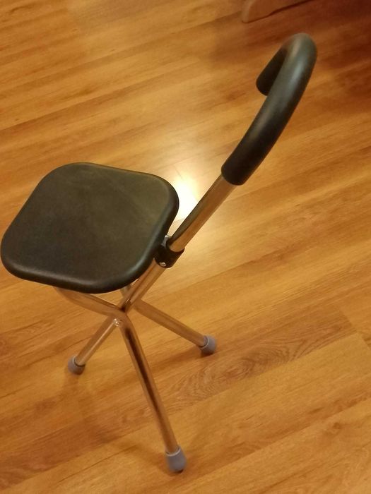 продавам комплект патерици, столче-бастун нови и ново италианско палто