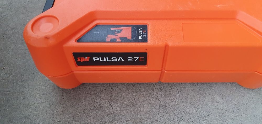 Pistol puscat cuie  in beton pe gaz..