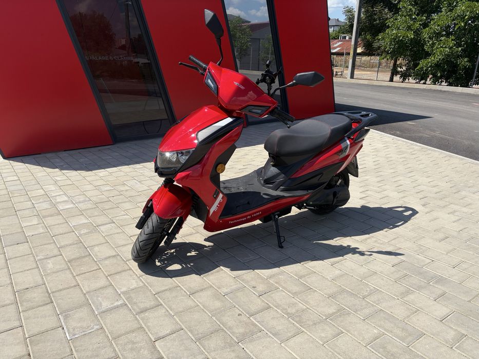 Scuter electric fara pernis