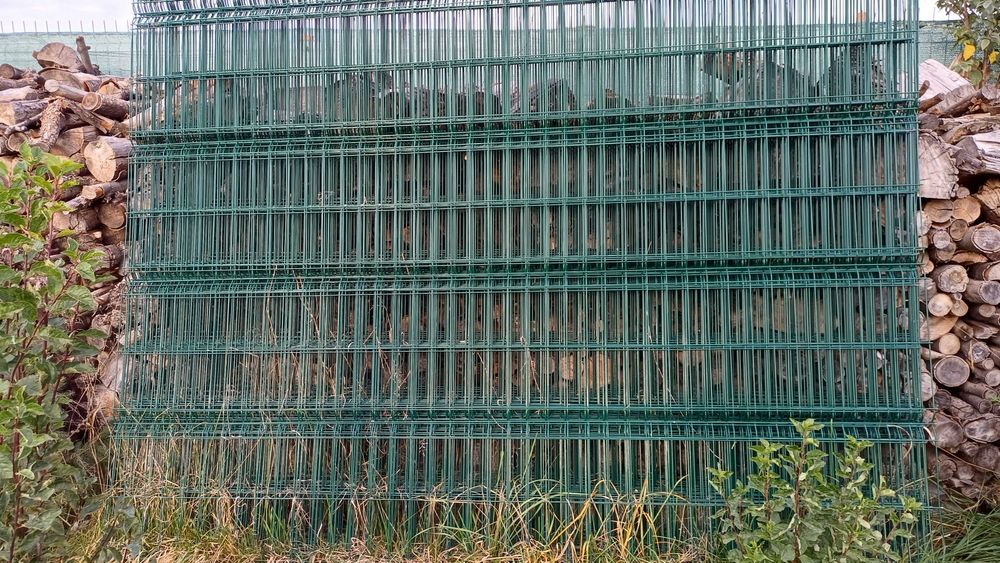 Vand 17 bucati de  plasa gard sudata si vopsita verde