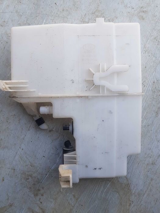 Продавам казанче за течност за чистачки за  Kia Stinger 2020г.