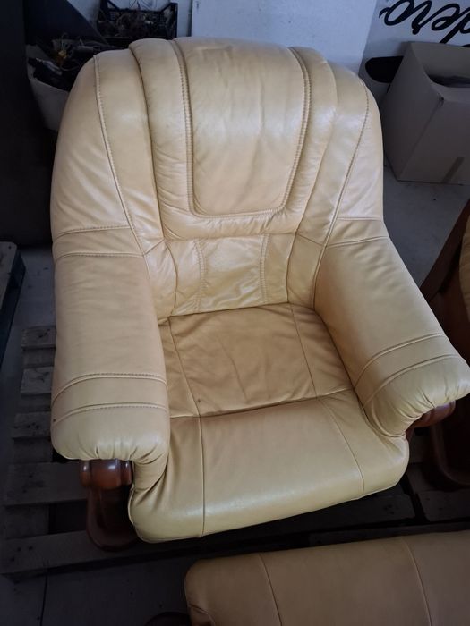 Vand  set living canapea cu 2 fotolii din piele naturala si masuta