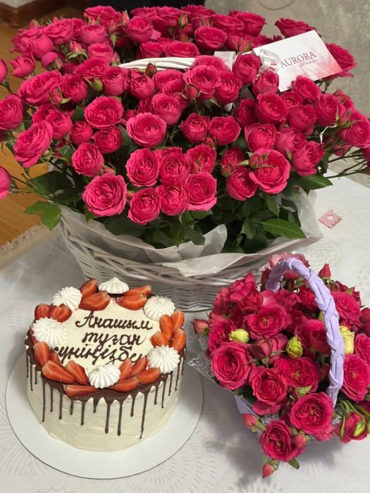 Розы в корзине пионовидные