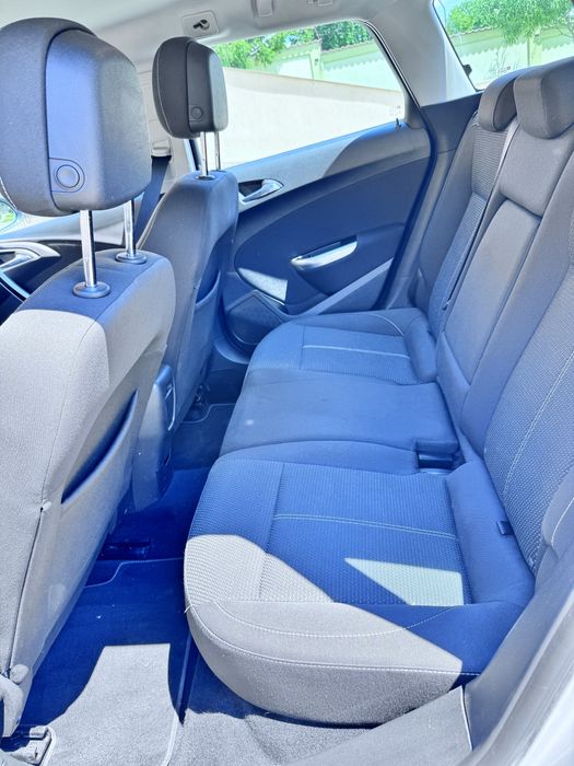 Opel Astra Tourer 2011