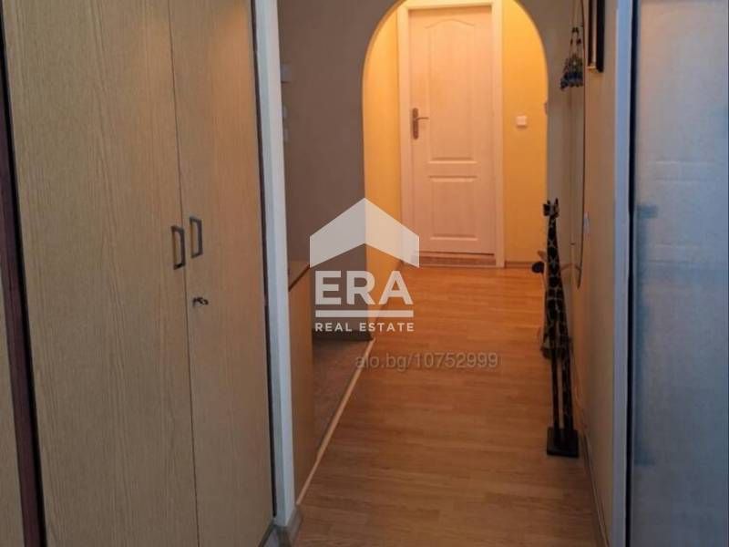 Тристаен апартамент до у-ще Св.,, Иван Рилски,,