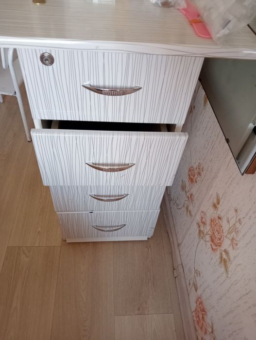 Продам тумбочку с полками