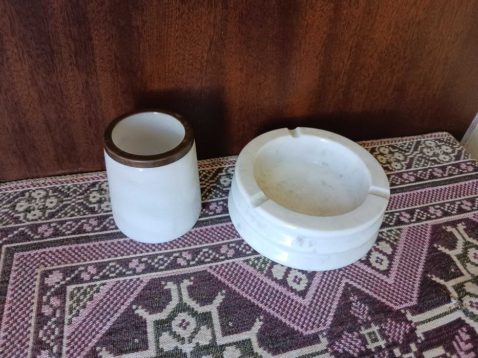 Мраморен пепелник и ваза - моливник