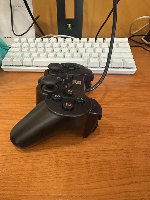 Геймпад Dilong – кабелен, в добро състояние