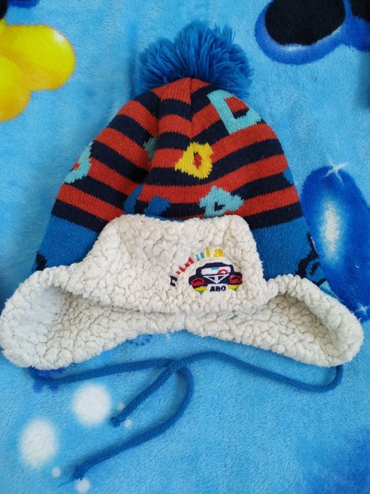 Шапки на мальчика разные и тёплые и тонкие