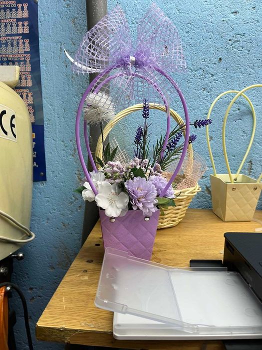 Кошничка с изкуствени цветя и картичка за рожден ден!