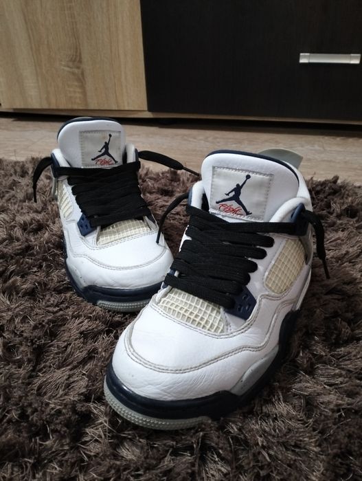 Vand Air Jordan 4 Midnight Navy.