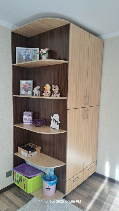 2 угловых шкафа и 2 полки настенные