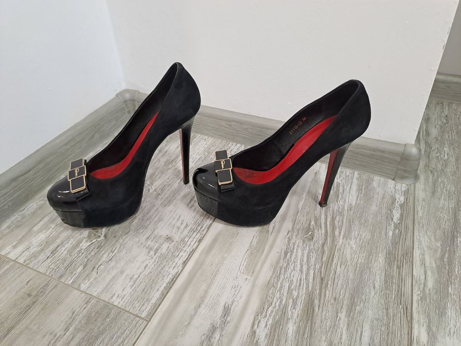 Официални черни дамски обувки на висок ток