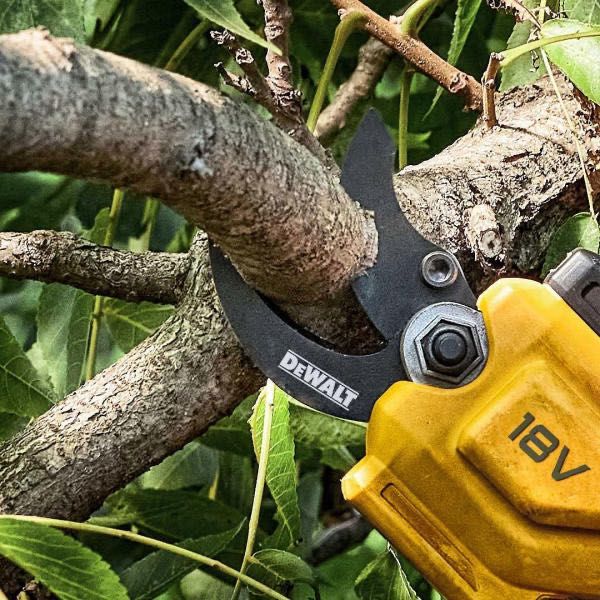 Vand foarfeca electrica DeWALT 20V MAX pentru taiat crengi, noua, sigilata.