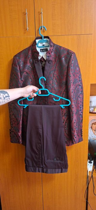 Vând costum de ginere.Astept oferte.