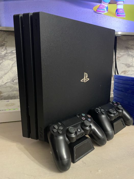 Продам PS 4 PRO память 1 терабайт не прошитая