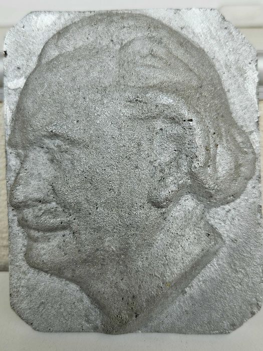 Бронзов барелеф на Г. Димитров