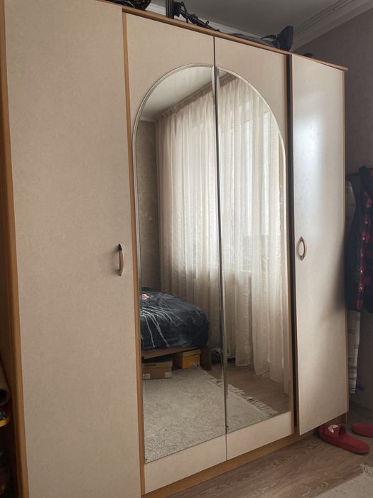 Продам шифоньер,4 дверный б/у