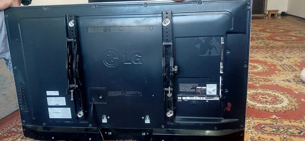 LG Телевизор с кранштейном lg