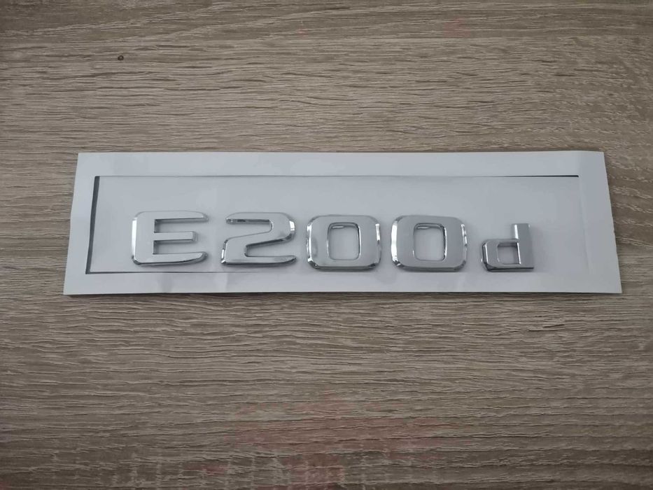 сребрист надпис Mercedes Benz E200d