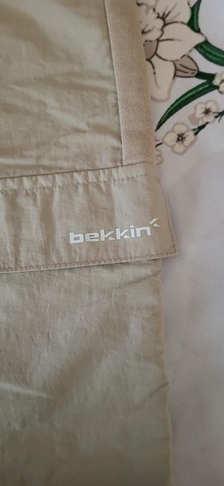 O pereche de pantaloni